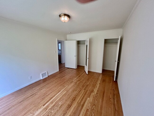 Building Photo - Spacious 2bd/1bth Upper Flat With Beautiful Views