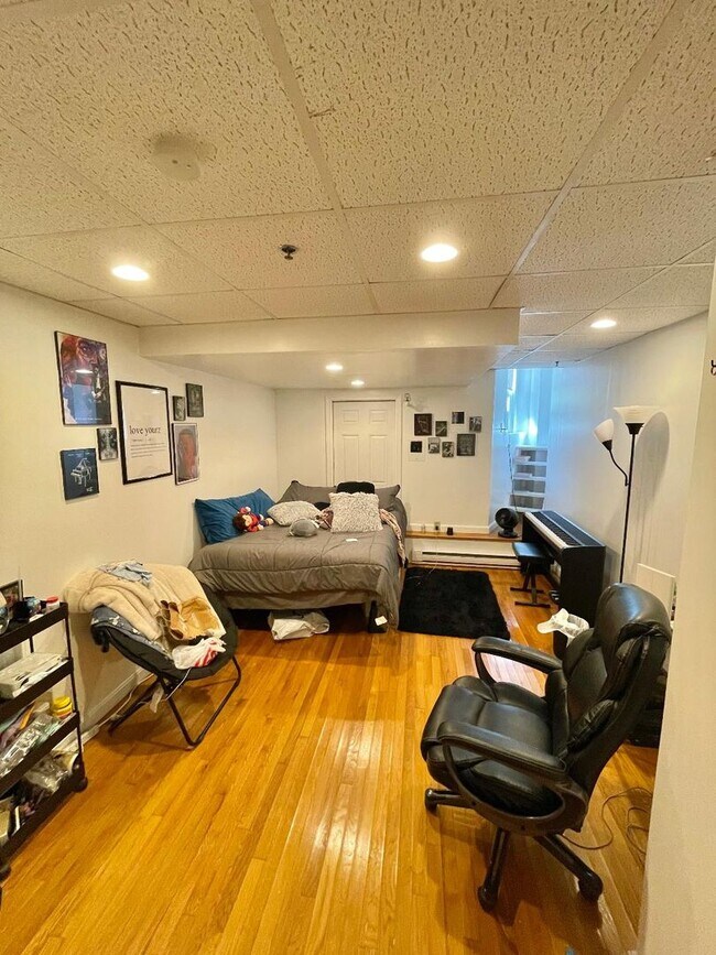 Building Photo - Brookline 3 Bed / 2 Bath – Garden Unit – Brownstone Charm – 9/1 Move-In