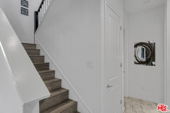 Building Photo - 20818 Bur Oak Cir