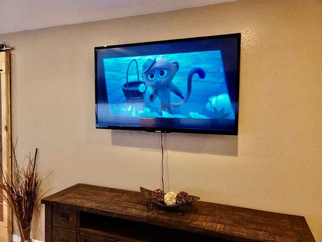 Building Photo - Perfect for a traveling nurse or other professional!  High end fully furnished 1bdrm, 1.5 bath un...