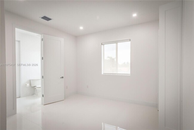 Building Photo - 3107 SW 26th St