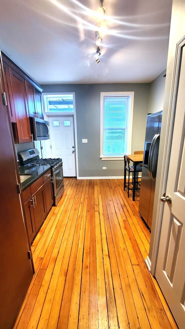 Building Photo - 1337 N Greenview Ave