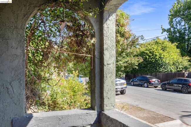 Building Photo - 1814 Castro St