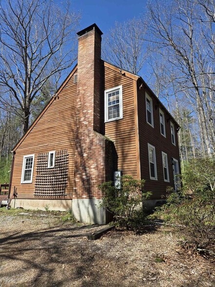 Building Photo - 43 Casalis