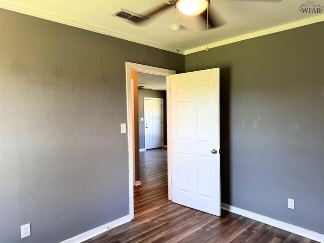 Building Photo - 2949 Cunningham Dr