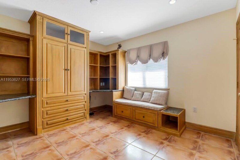 Building Photo - 4370 SW 82nd Ave