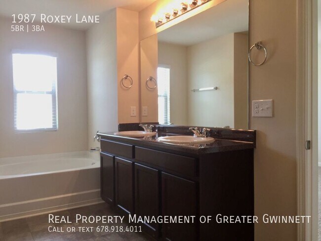 Building Photo - Spacious and Beautiful 5 bedroom Home!