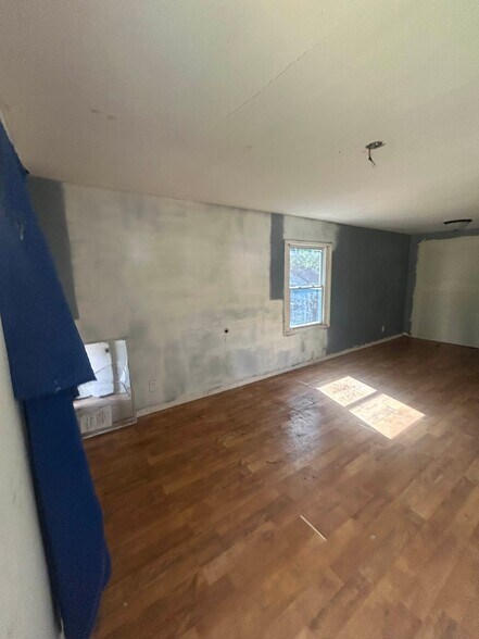 Building Photo - 212 Cameron Rd