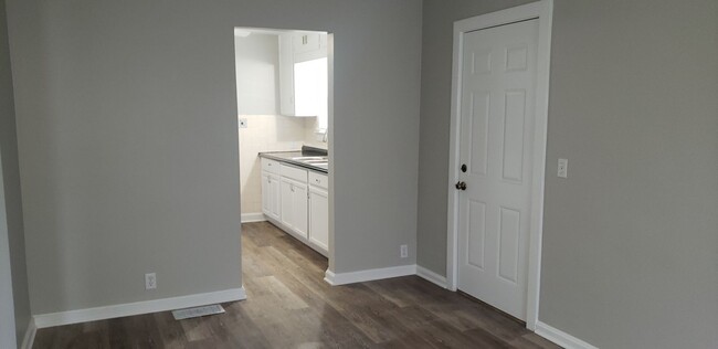 Building Photo - Newly Updated Spacious Two Bedroom w/Bonus...