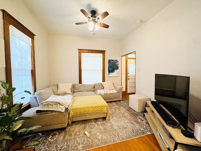 Building Photo - Updated 2 bed/ 1 bath House in Old Town Fo...