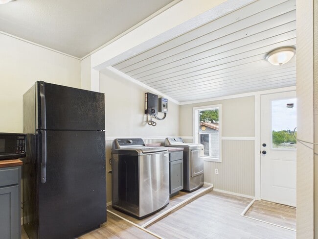 Building Photo - Harper TX Rental