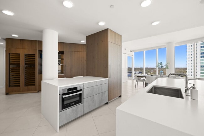 Building Photo - 2900 W Bay to Bay Blvd