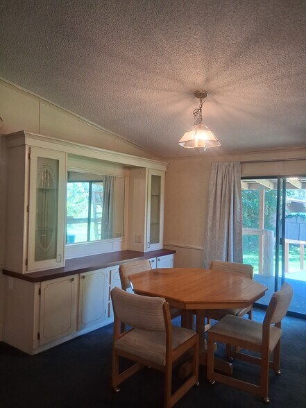 Dining area - 11900 SW 121st Ave