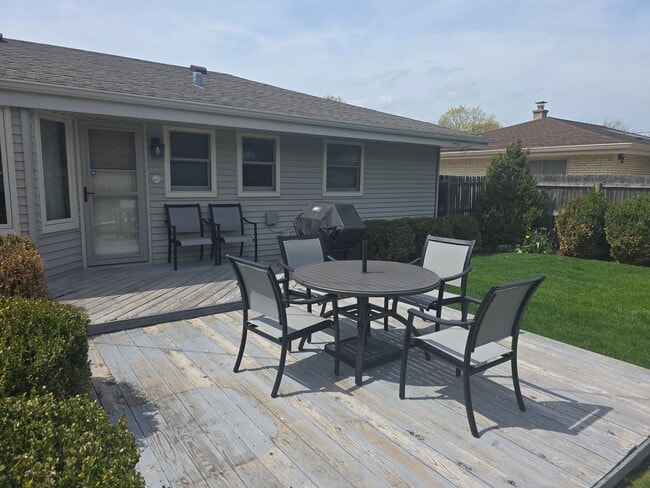 Building Photo - Updated 3 bedroom Racine ranch