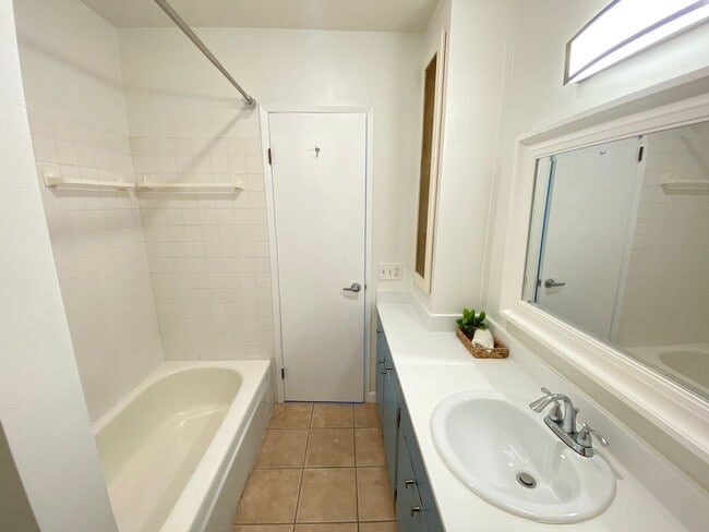 Building Photo - Two Bedroom Townhome W/ Parking, Dishwasher & In Unit Washer/Dryer!