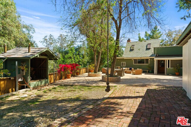 Building Photo - 2026 Topanga Skyline Dr