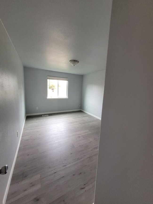 Building Photo - Newly Renovated Pet Friendly 2 Bed Duplex ...