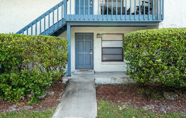 Building Photo - Expansive 2BR Downstairs Apartment Featuring a Fresh Remodel and Stainless Steel Essentials.
