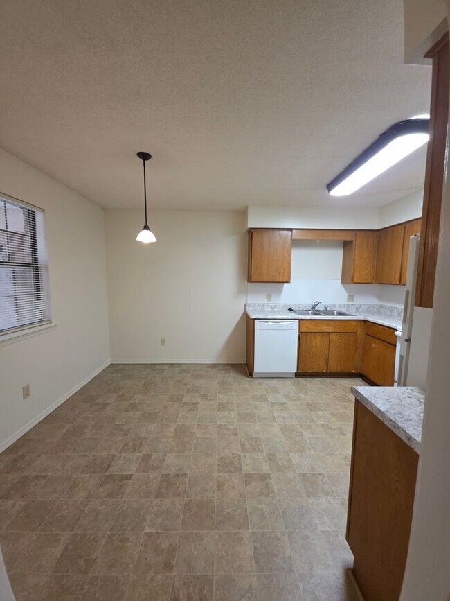 Building Photo - 611-615 N Greenwich Ave