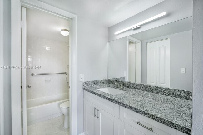 Building Photo - 13707 Kendale Lakes Cir