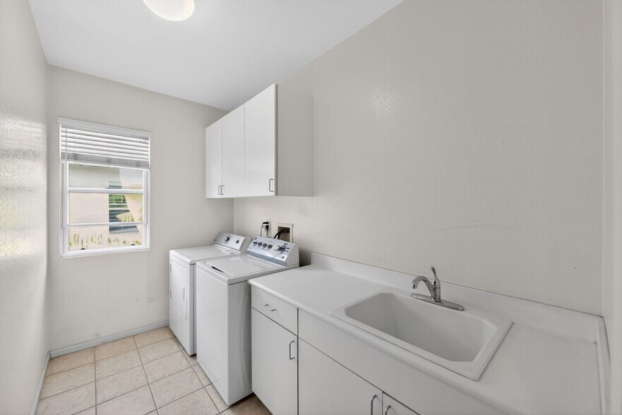 Building Photo - 11677 Swan Lake Dr