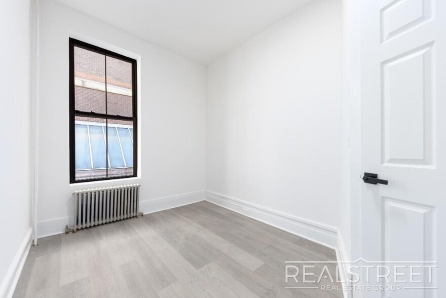 Building Photo - Renoavted 3 bed near YU campus in Washington Heights!