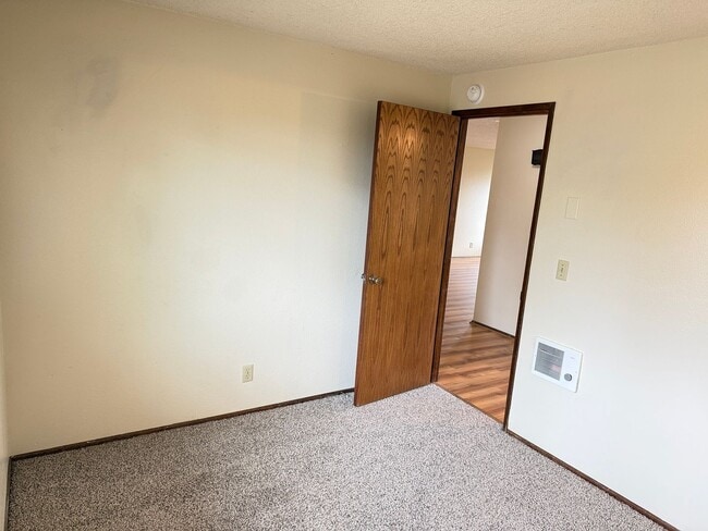 Building Photo - 3 bedroom 2 bath house in a great neighborhood!