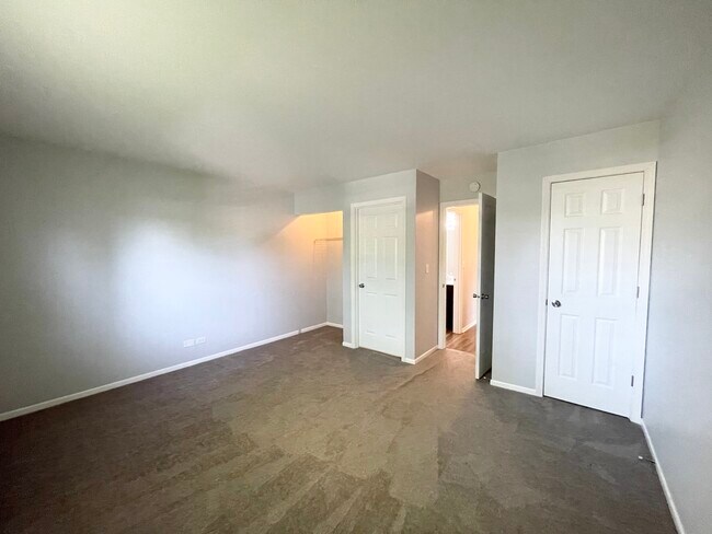 Building Photo - 527 E Shag Bark Ln