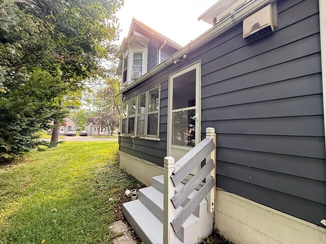 Building Photo - 306 N Elm Ave