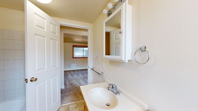 Building Photo - Location, Location, Location! - Four Bedroom house located minutes from Des Moines Waterfront