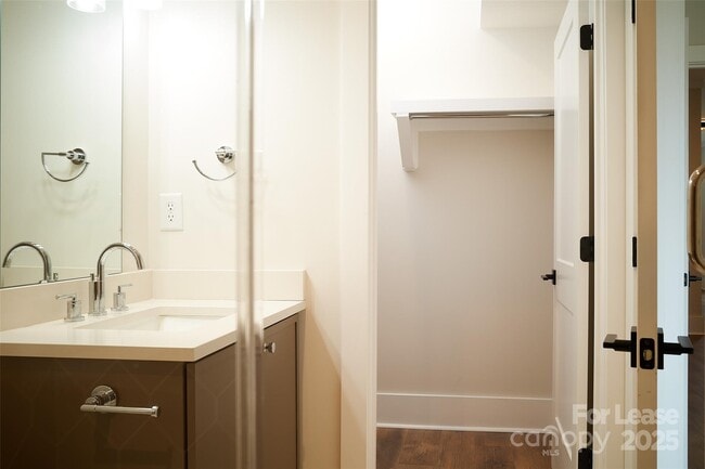 Building Photo - 1302 E 10th St