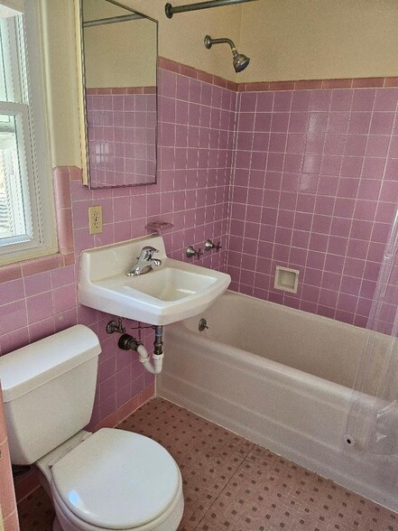 Building Photo - 417 W Kalmia St