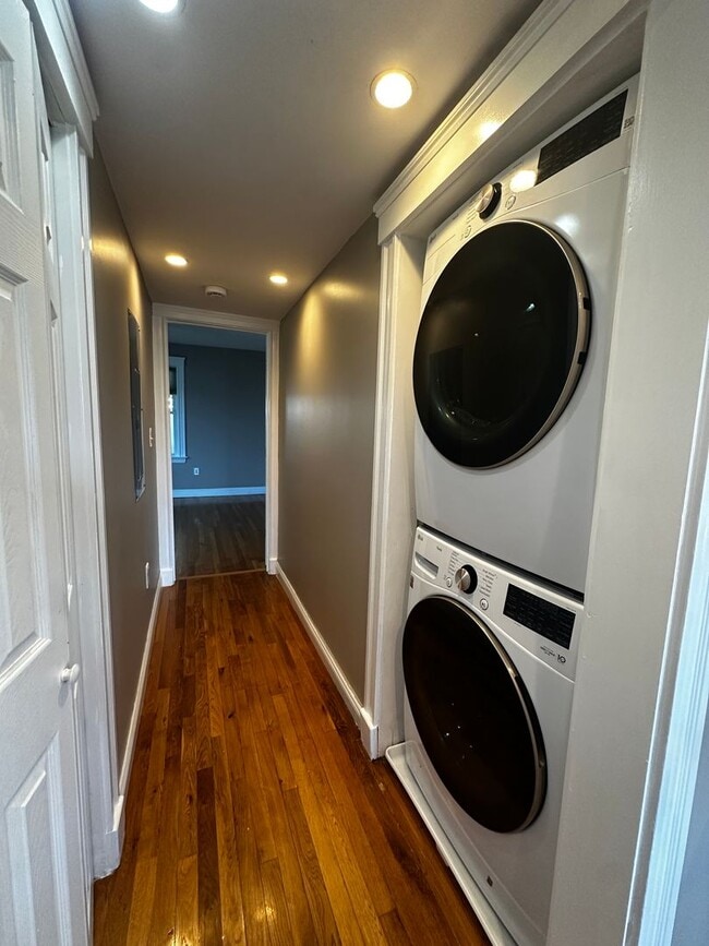 Building Photo - Spacious 3 Bed 2 Bath Apartment With Garag...