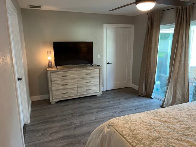 Building Photo - 652 Glenview Dr