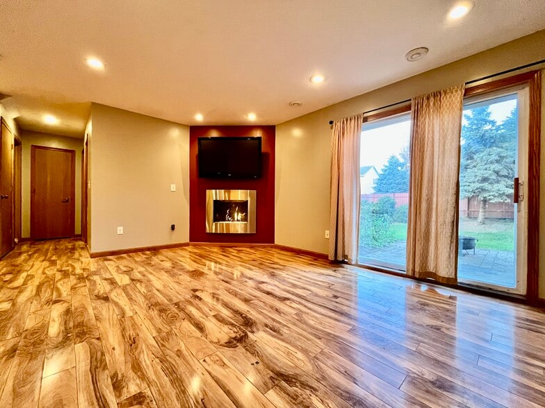 Building Photo - 817 Jack Russell Ave