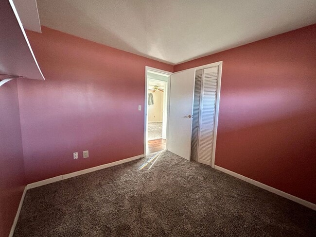 Building Photo - 3 bed 1 bath close to shopping, schools, parks and more!