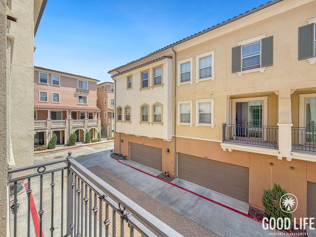 Building Photo - Beautiful 2BD/2.5 BA W/ A/C, Private Balcony, and Detached Garage in Kearny Mesa!