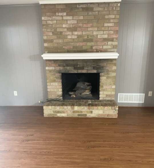 Building Photo - 1804 Camelot Cv