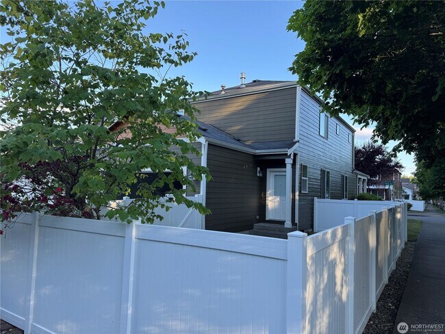 Building Photo - 7508 Kodiak Ave NE