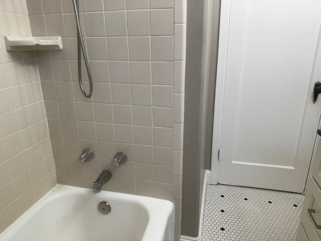 Building Photo - Cozy 2 bedroom close to downtown