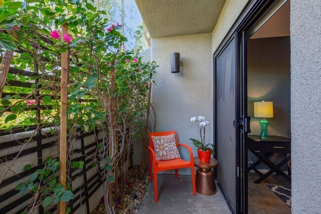 Building Photo - Stylish Ground-Floor Condo in Gated Palm S...