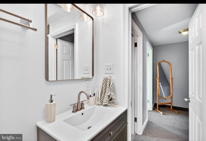 Building Photo - 304 Pine St