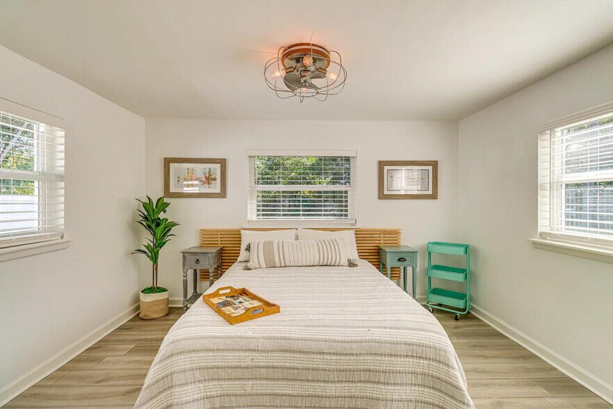 Building Photo - 2042 37th Ave