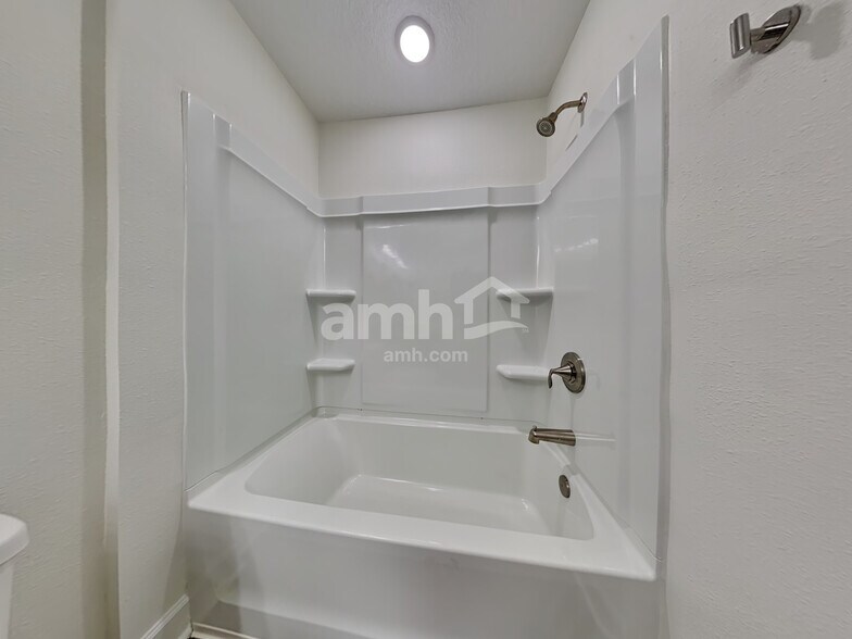 Building Photo - 927 Tan Tara Trl