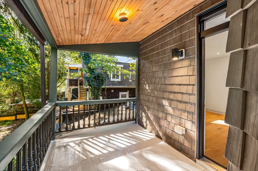 Plenty of space for a table and chairs - 4629 Keswick Rd