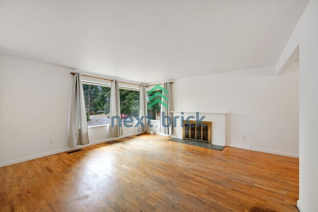 Building Photo - Charming 3-Bedroom Edmonds Home with 2 Full Baths and Spacious 1982 Sq. Ft. Living Space!