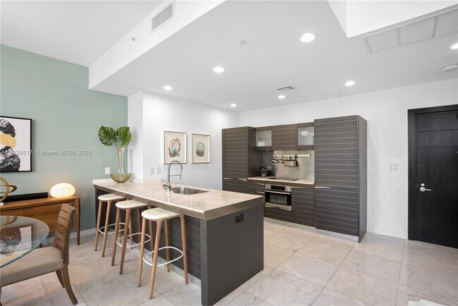 Building Photo - 200 Biscayne Blvd Way