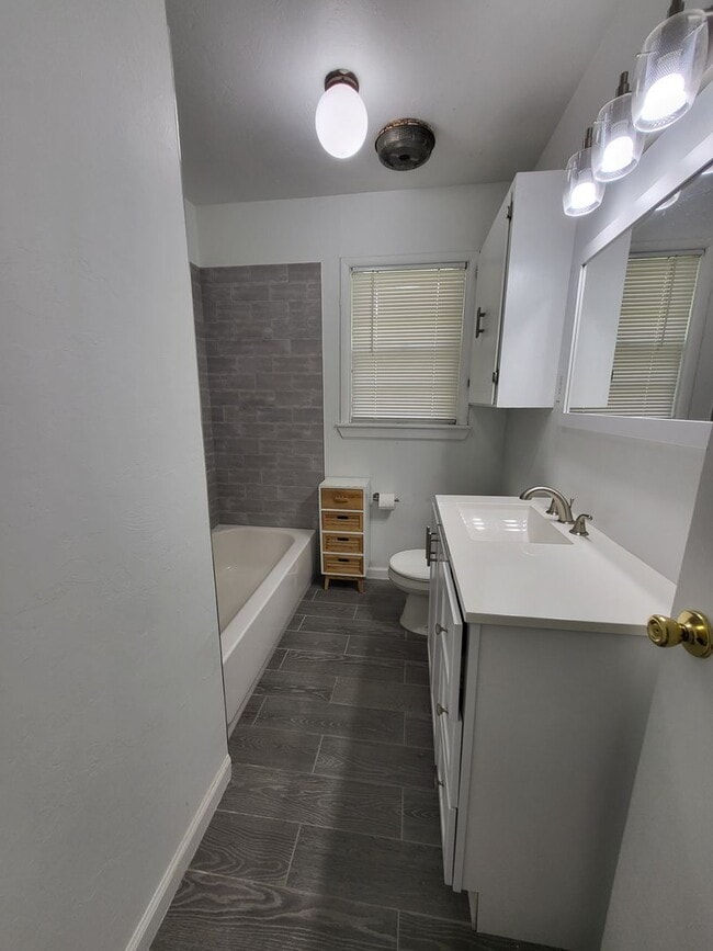 Building Photo - PRELEASING for Aug 7th! (3-4) Bedroom/(2) Bath Close to Campus!