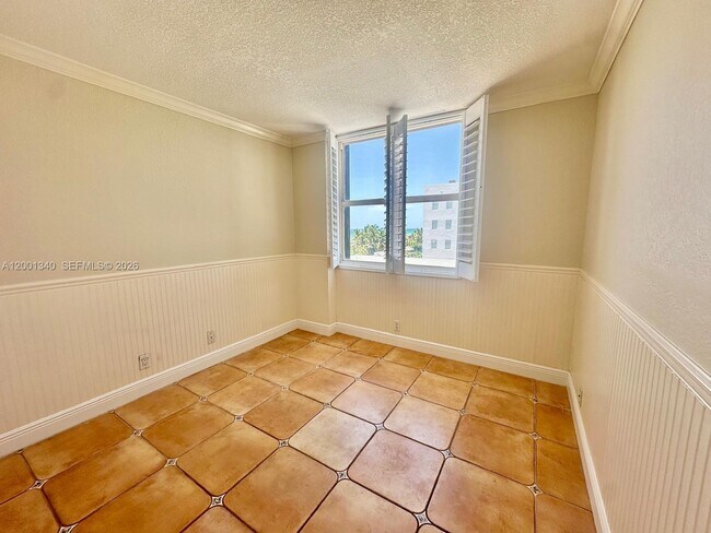 Building Photo - 2555 Collins Ave