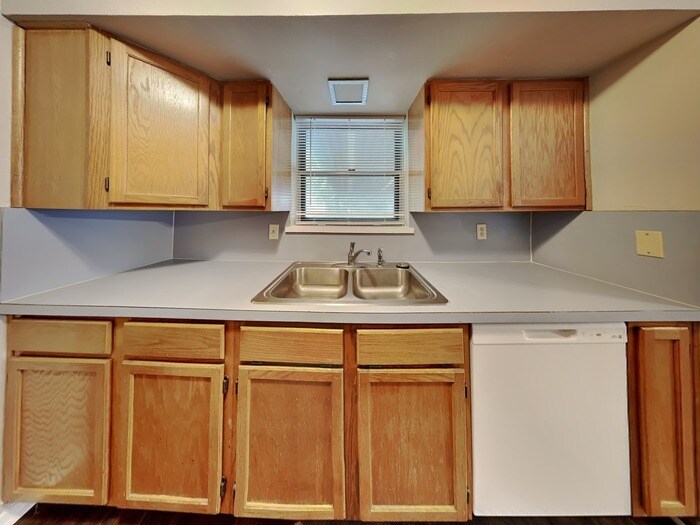 Building Photo - 647 Rutgers Dr